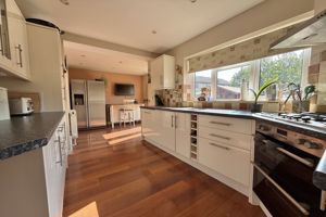 Kitchen/Breakfast Room- click for photo gallery